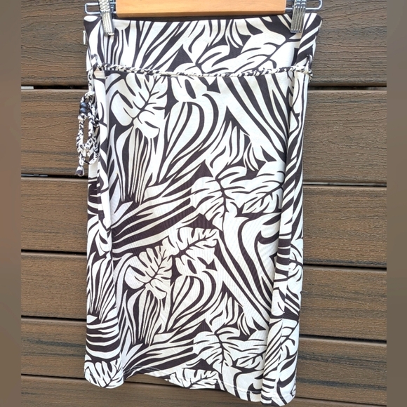 Dynamite High Waisted Brown A line Floral Skirt - Size 1 Great Condition - Picture 1 of 5